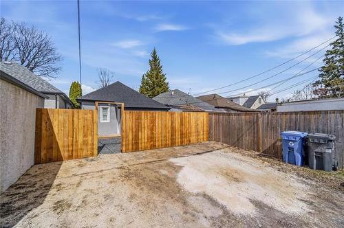 372 Harbison Ave, Winnipeg, MB 