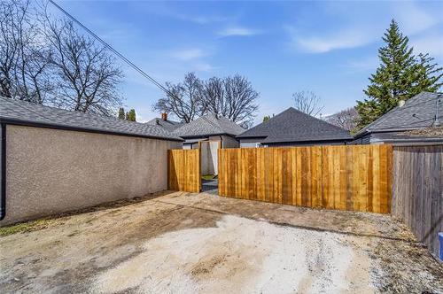 372 Harbison Ave, Winnipeg, MB 