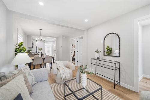 372 Harbison Ave, Winnipeg, MB 