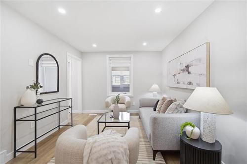 372 Harbison Ave, Winnipeg, MB 