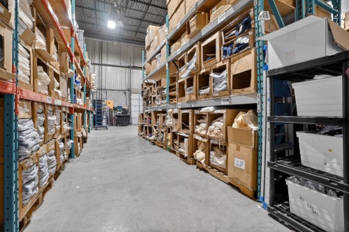 Warehouse - 110-9125 Rue Pascal-Gagnon, Montréal (Saint-Léonard), QC - Indoor