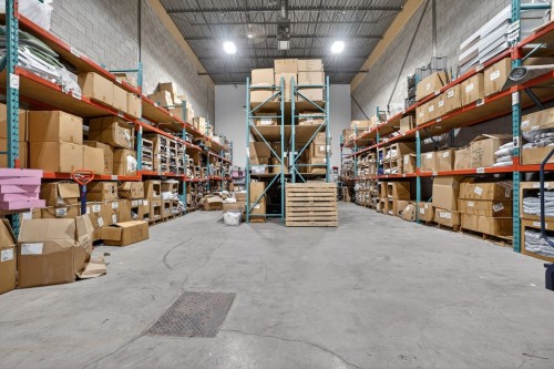 Warehouse - 110-9125 Rue Pascal-Gagnon, Montréal (Saint-Léonard), QC - Indoor