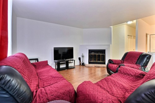 Living Room - 1-1501 Rue Notre-Dame O., Montréal (Ville-Marie), QC - Indoor Photo Showing Living Room With Fireplace