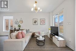 29 FERRAGINE CRESCENT  Bradford West Gwillimbury, ON L3Z 4J9