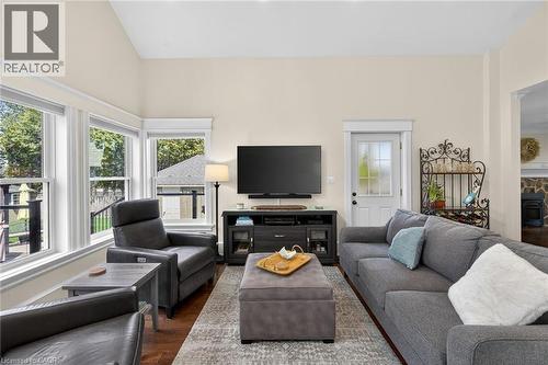 46 Bay Street, Mississauga, ON - Indoor Photo Showing Living Room