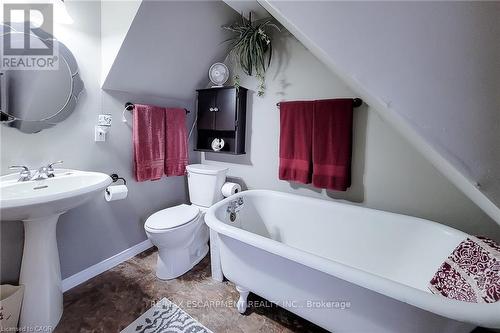 72 East 32Nd Street, Hamilton, ON - Indoor Photo Showing Bathroom