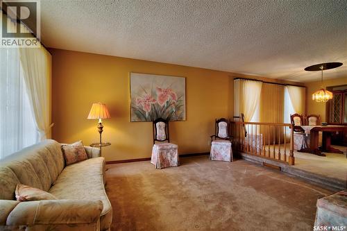 3623 Hanna Bay, Regina, SK - Indoor Photo Showing Living Room