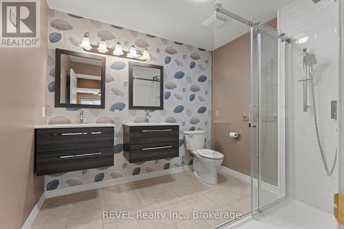 Ensuite with 2 sinks - 3 - 605 Welland Avenue, St. Catharines (Carlton/Bunting), ON - Indoor Photo Showing Bathroom