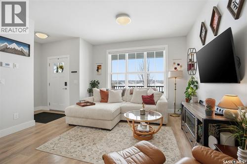 122 Greyeyes-Steele Way, Saskatoon, SK - Indoor Photo Showing Living Room