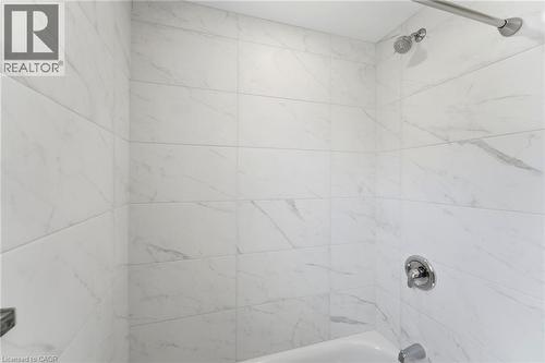 80 Malta Drive, Hamilton, ON - Indoor Photo Showing Bathroom