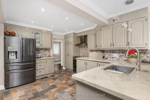 582 Hyacinthe Boulevard, Mississauga, ON - Indoor Photo Showing Kitchen With Stainless Steel Kitchen With Upgraded Kitchen