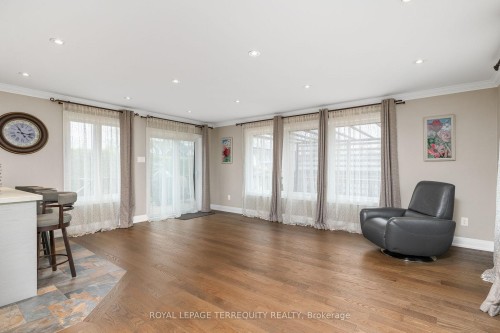 582 Hyacinthe Boulevard, Mississauga, ON - Indoor Photo Showing Living Room