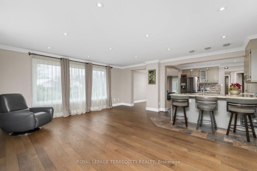 582 Hyacinthe Boulevard, Mississauga, ON - Indoor Photo Showing Living Room