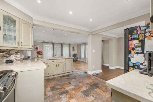 582 Hyacinthe Boulevard, Mississauga, ON - Indoor Photo Showing Kitchen