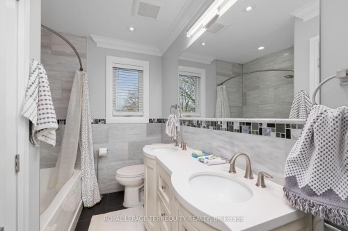 582 Hyacinthe Boulevard, Mississauga, ON - Indoor Photo Showing Bathroom