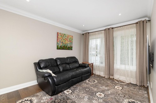 582 Hyacinthe Boulevard, Mississauga, ON - Indoor Photo Showing Living Room