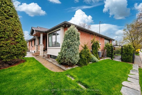 582 Hyacinthe Boulevard, Mississauga, ON - Indoor Photo Showing Living Room