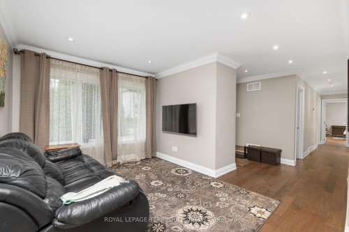 582 Hyacinthe Boulevard, Mississauga, ON - Indoor Photo Showing Kitchen With Upgraded Kitchen
