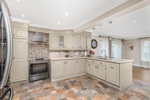 582 Hyacinthe Boulevard, Mississauga, ON - Indoor Photo Showing Kitchen With Stainless Steel Kitchen With Upgraded Kitchen