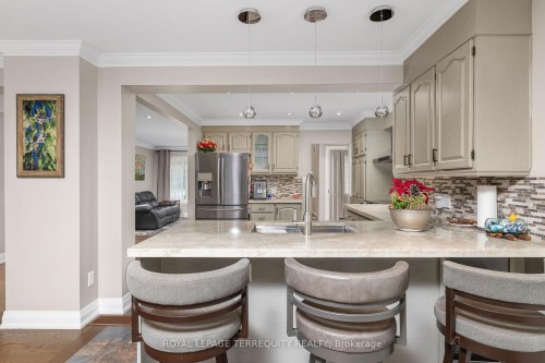 582 Hyacinthe Boulevard, Mississauga, ON - Indoor Photo Showing Living Room