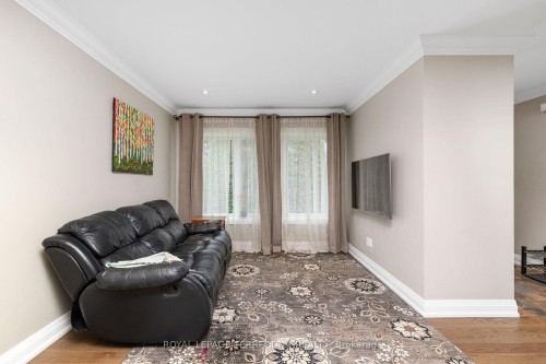 582 Hyacinthe Boulevard, Mississauga, ON - Indoor Photo Showing Living Room