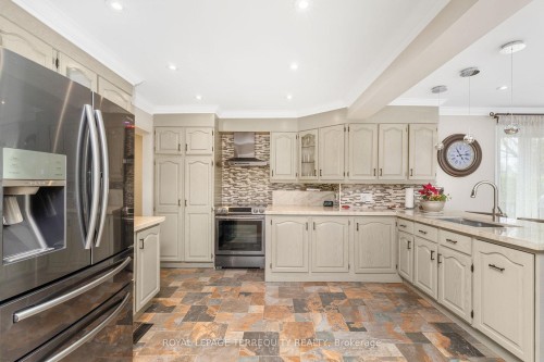 582 Hyacinthe Boulevard, Mississauga, ON - Indoor Photo Showing Kitchen With Stainless Steel Kitchen With Upgraded Kitchen