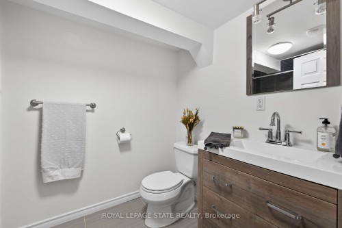 844 Upper Wellington Street, Hamilton, ON - Indoor Photo Showing Bathroom