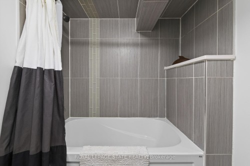 844 Upper Wellington Street, Hamilton, ON - Indoor Photo Showing Bathroom