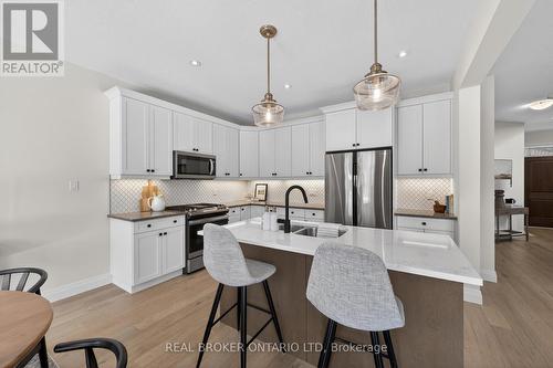 1765 Brayford Avenue, London South (South K), ON - Indoor Photo Showing Kitchen With Upgraded Kitchen