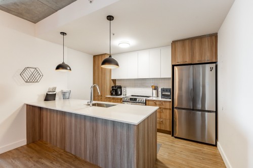 Cuisine - 809-8 Av. Donegani, Pointe-Claire, QC - Indoor Photo Showing Kitchen With Upgraded Kitchen
