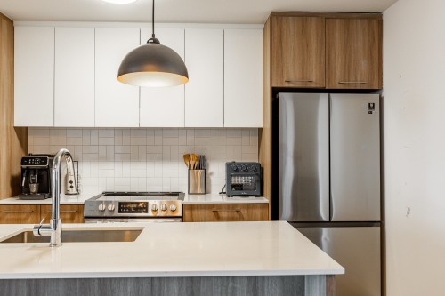 Cuisine - 809-8 Av. Donegani, Pointe-Claire, QC - Indoor Photo Showing Kitchen With Double Sink With Upgraded Kitchen