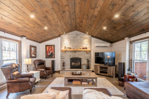 Salon - 49 Rue De La Pointe, La Minerve, QC - Indoor Photo Showing Living Room With Fireplace