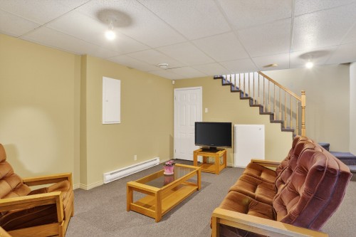 Salle familiale - 3320 Rue Notre-Dame E., Trois-Rivières, QC - Indoor