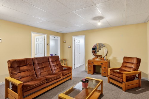 Salle familiale - 3320 Rue Notre-Dame E., Trois-Rivières, QC - Indoor