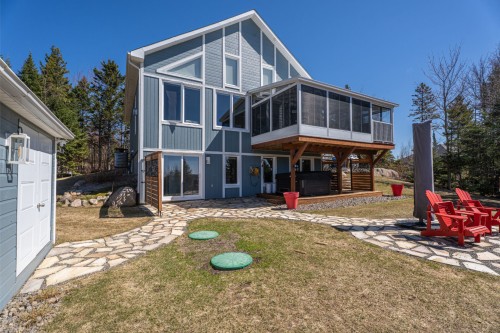 105 Rue des Gardénias  Sainte-Marguerite-Du-Lac-Masson, QC J0T 2N0