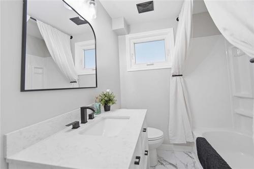 70 Handyside Avenue, Winnipeg, MB - Indoor Photo Showing Bathroom
