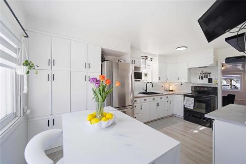 70 Handyside Avenue, Winnipeg, MB - Indoor Photo Showing Kitchen