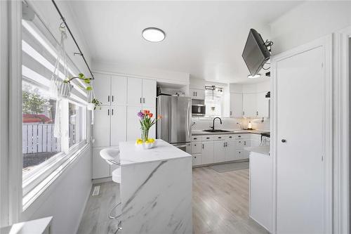 70 Handyside Avenue, Winnipeg, MB - Indoor Photo Showing Kitchen