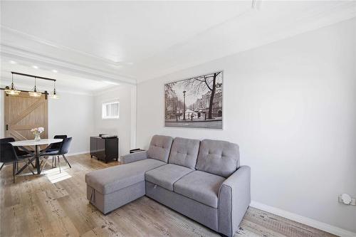 70 Handyside Avenue, Winnipeg, MB - Indoor Photo Showing Living Room