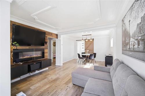 70 Handyside Avenue, Winnipeg, MB - Indoor Photo Showing Living Room