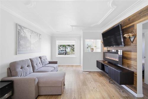 70 Handyside Avenue, Winnipeg, MB - Indoor Photo Showing Living Room