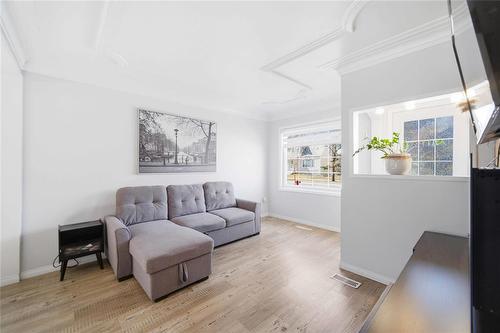 70 Handyside Avenue, Winnipeg, MB - Indoor Photo Showing Living Room