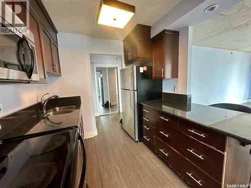 902 320 5Th Avenue N, Saskatoon, SK - Indoor Photo Showing Kitchen With Double Sink