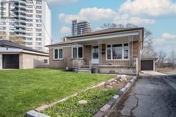 19 BATTERSEA CRESCENT Toronto, ON M6L 1G7