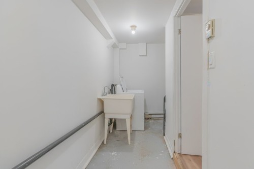 Salle de lavage - 4827A Av. Victoria, Montréal (Côte-Des-Neiges/Notre-Dame-De-Grâce), QC - Indoor Photo Showing Other Room