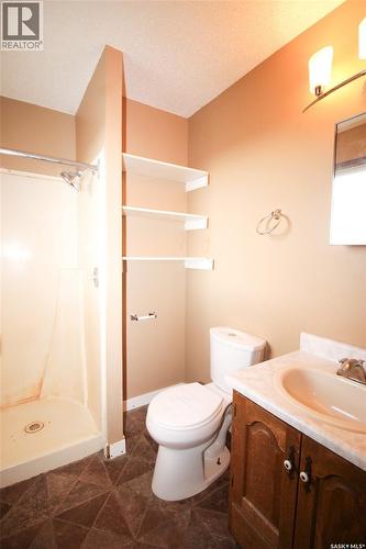 504 3Rd Avenue E, Frontier, SK - Indoor Photo Showing Bathroom
