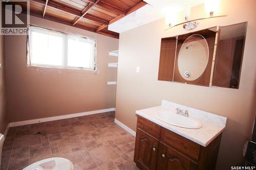 504 3Rd Avenue E, Frontier, SK - Indoor Photo Showing Bathroom