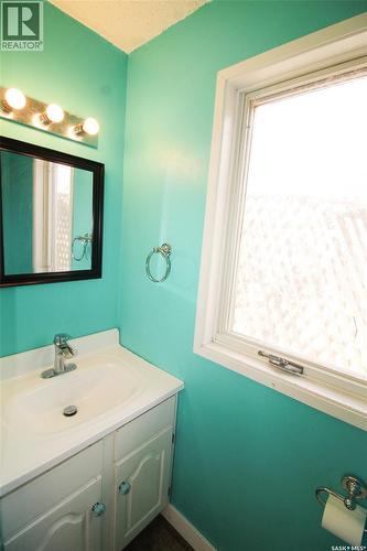 504 3Rd Avenue E, Frontier, SK - Indoor Photo Showing Bathroom