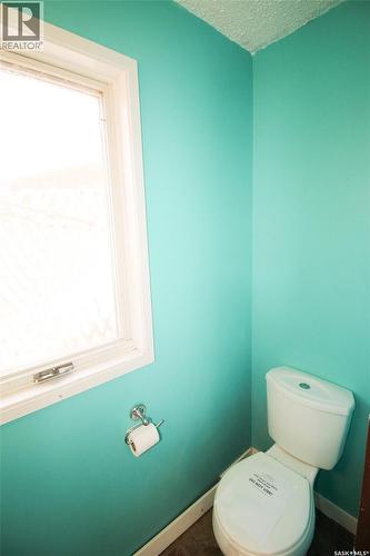 504 3Rd Avenue E, Frontier, SK - Indoor Photo Showing Bathroom