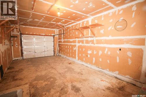 504 3Rd Avenue E, Frontier, SK - Indoor Photo Showing Garage